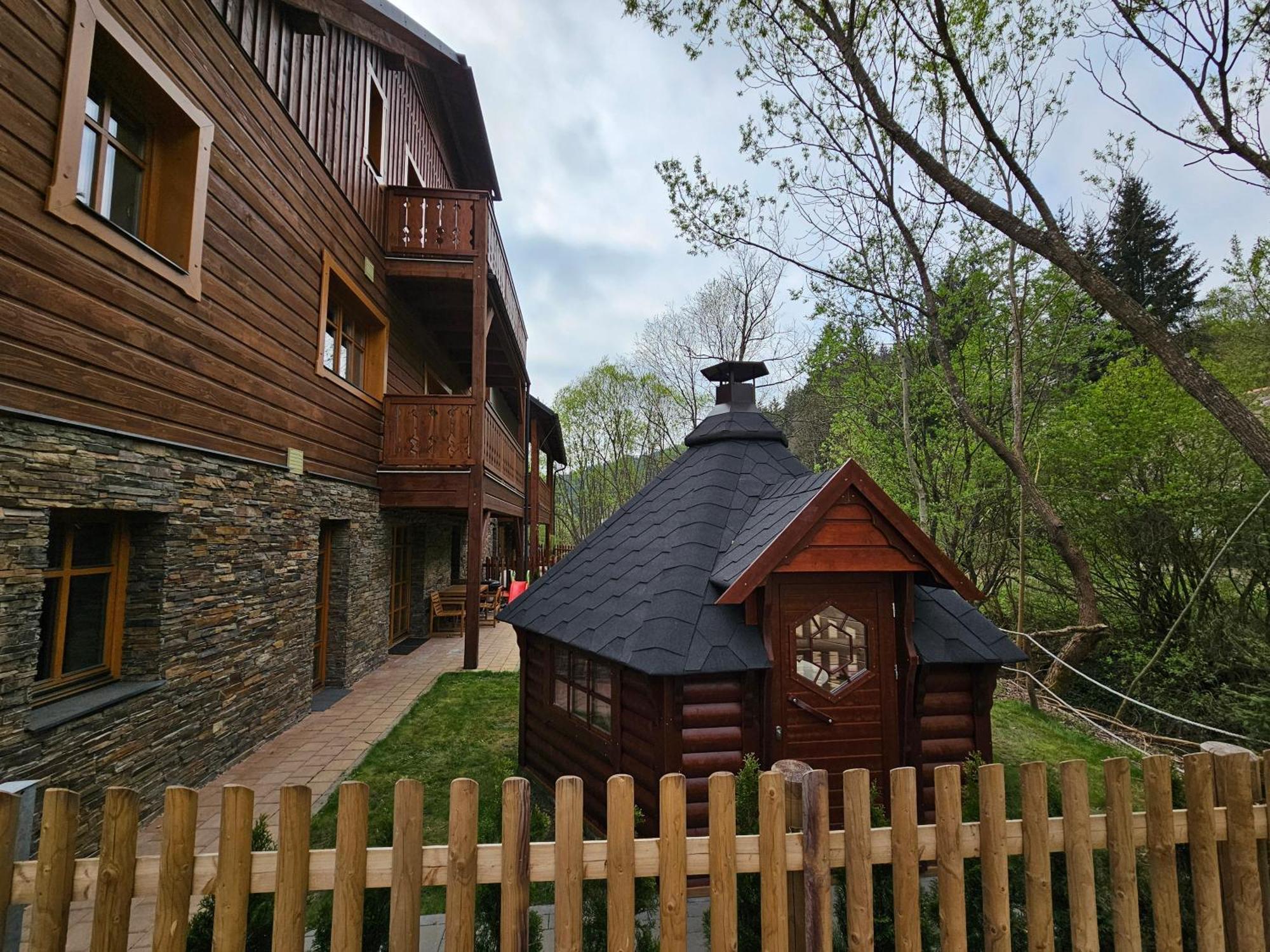 Apartmany Jezerne Velké Karlovice Buitenkant foto